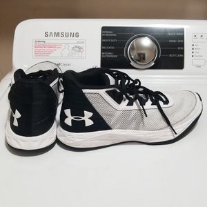 Preowned Under Armour boys youth 7 basketball shoe
